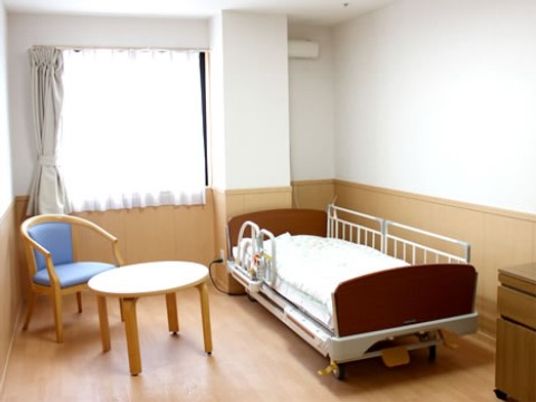 居室のベッドと家具