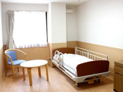 居室のベッドと家具