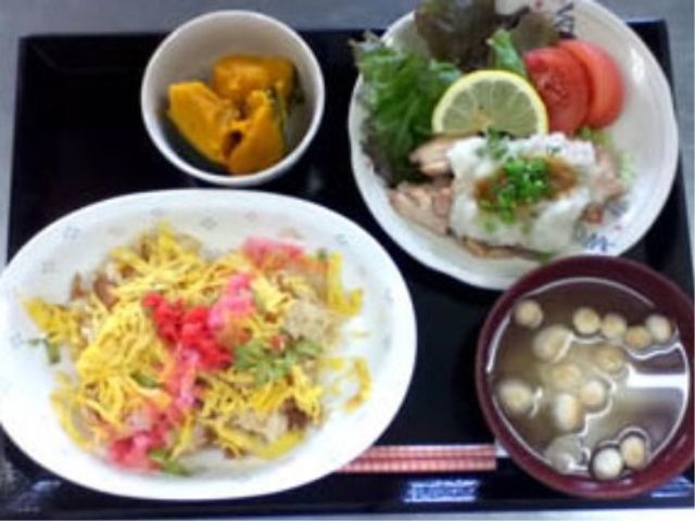 色鮮やかな和定食セット 食事 彩り豊かな料理が並ぶ食事の様子です。栄養バランスを考慮したメニューで、健康をサポートします。