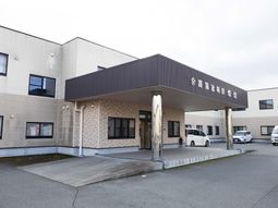 車のある施設の外観