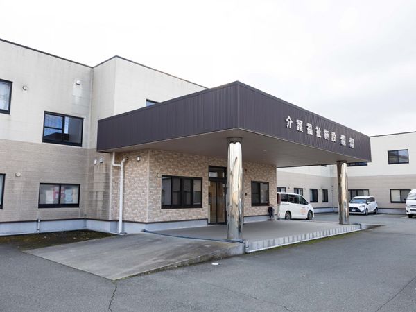 車のある施設の外観