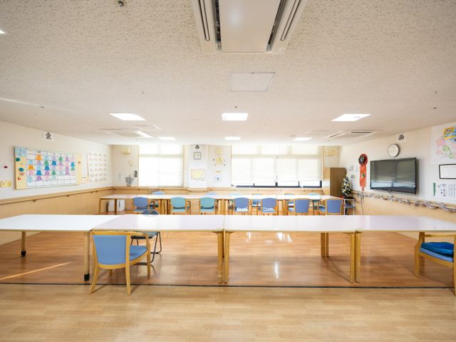 日差しが入る明るい室内 ラウンジ 広々としたスペースで、のびのびとくつろぐことができます。自然光がたっぷり入っています。