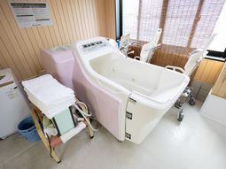 快適な浴槽の部屋
