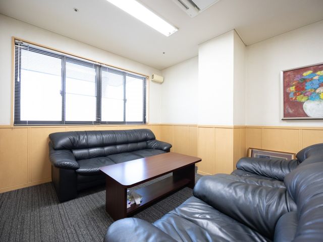 座れる部屋 ラウンジ 落ち着いた雰囲気のラウンジには、快適なソファとテーブルが配置されています。