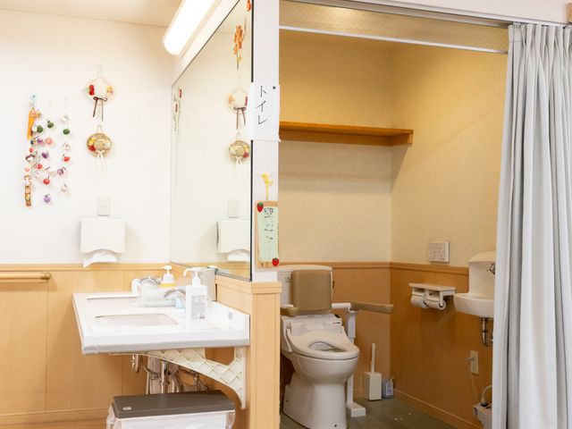 清潔な手洗い場とトイレ トイレ 明るく清潔な手洗い場とトイレが設けられています。介助しやすい広さです。