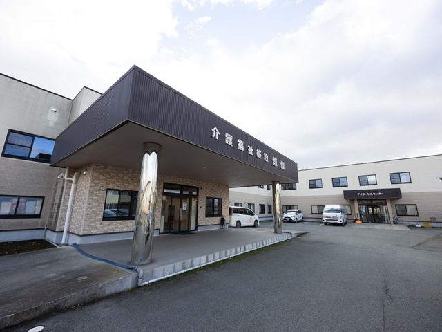 広々とした建物の外観 外観 広々としたエントランスは、車の乗り降りをスムーズに行いやすい設計です。また、訪れる人に安心感を与えます。