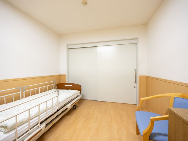 清潔な居室 居室 自然光を生かした明るく清潔な空間です。スムーズな移動が可能な設計になっています。