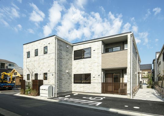 明るい建物の外観