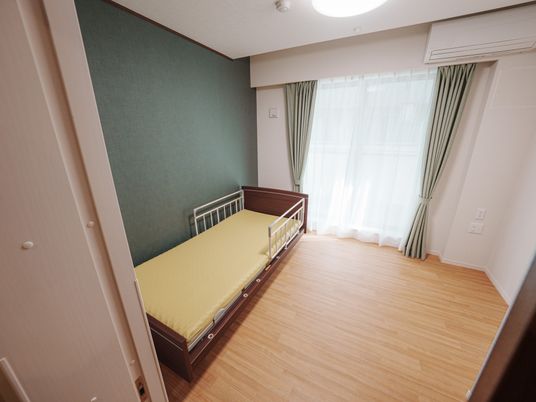 落ち着いた色合いの居室