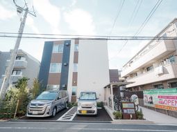 明るい外観の建物