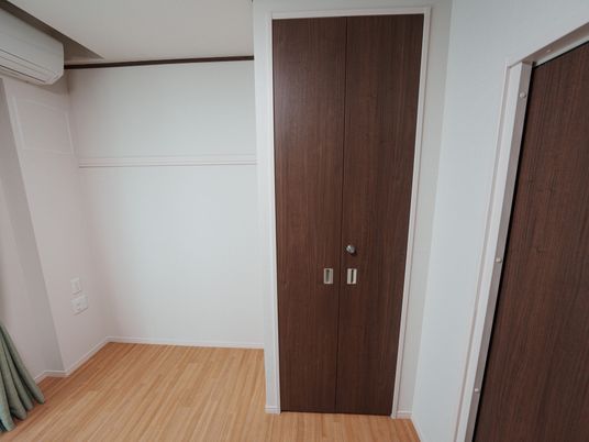 落ち着いた色合いの居室