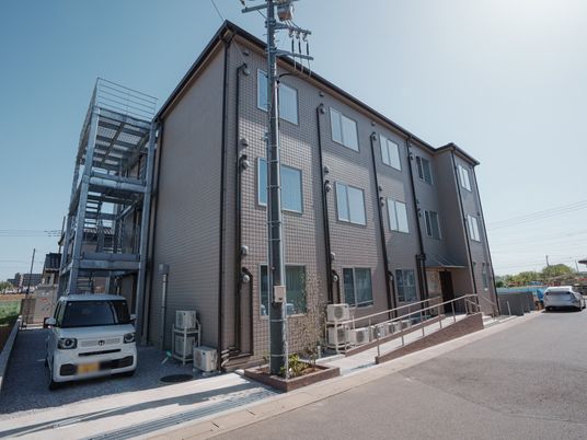 明るい外観の施設