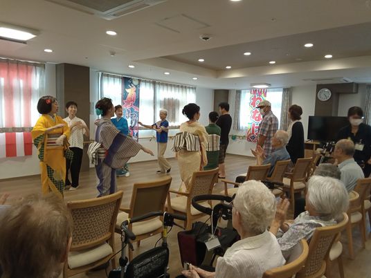 交流される多目的室