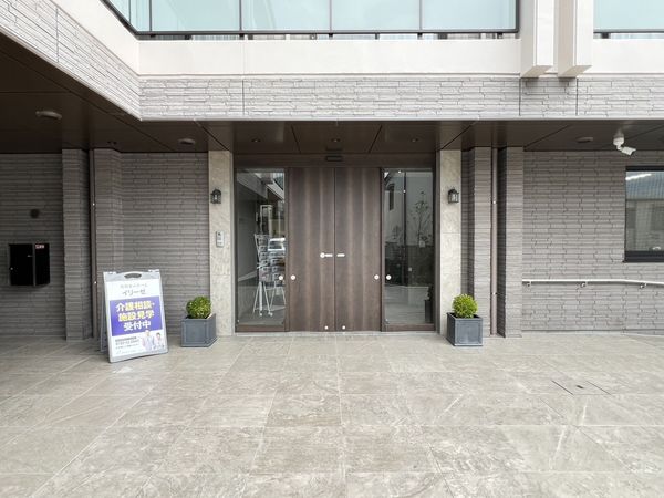 落ち着いた色調のエントランス