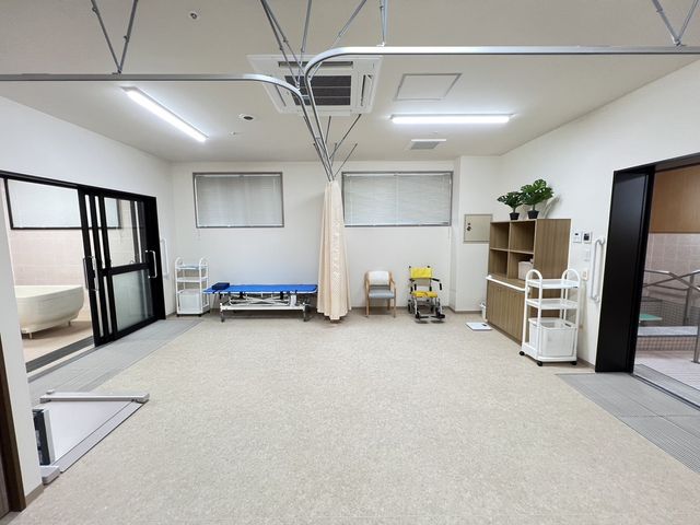 ゆとりある機能訓練室 浴室 広々とした訓練室には、トレーニング器具が配備されており、日々のリハビリをサポートいたします。