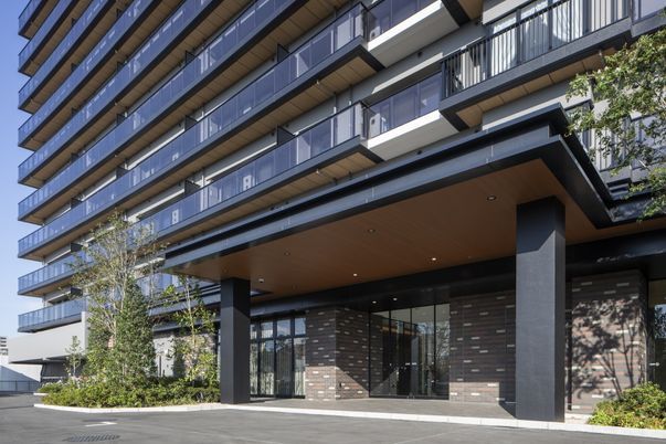 エントランスの植栽と建物