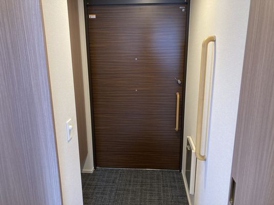 落ち着いた色調の廊下