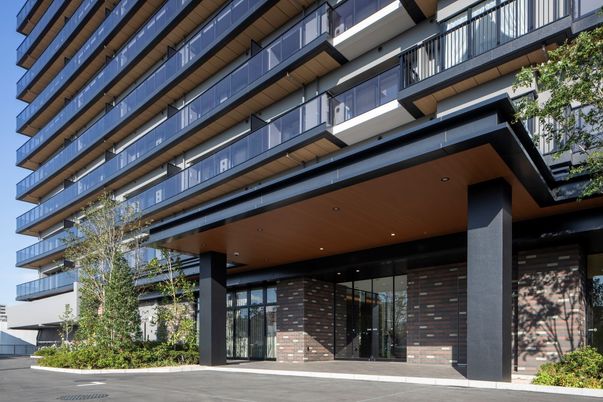 広々とした施設の外観