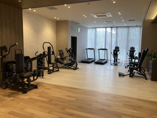 運動設備の整った部屋