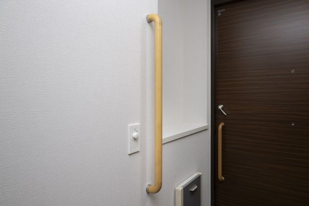 手すりとドアの廊下