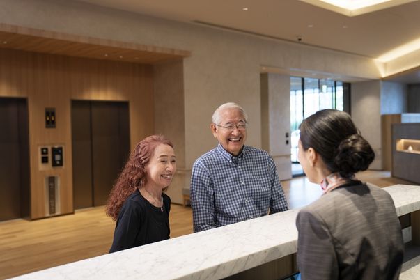 **スタッフと話す人々の様子