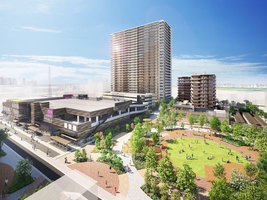 賑やかな広場と建物外観