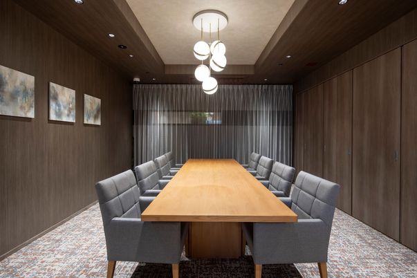 落ち着いた色調の会議室