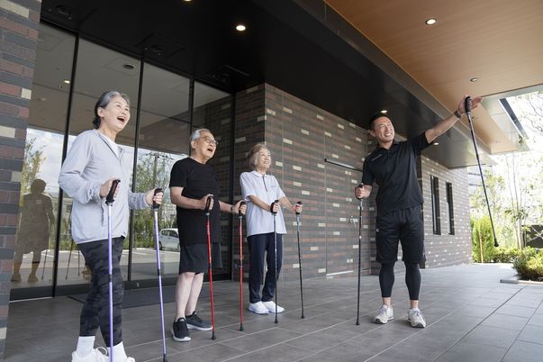 スティックを使う人々の様子