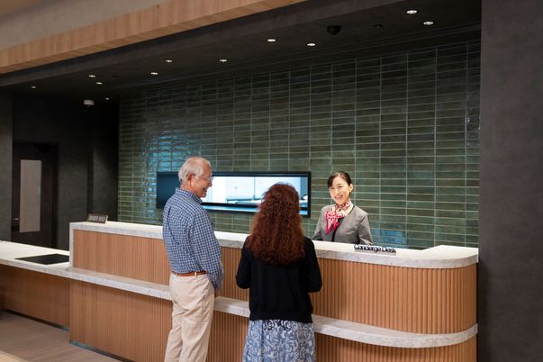 笑顔で対応する受付