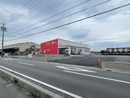 ゆったりとした広場の外観