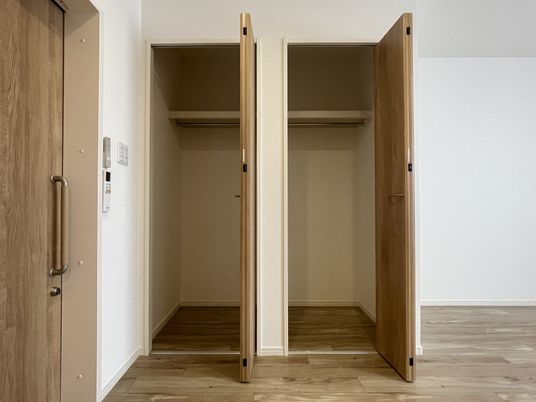 木製の扉付き居室