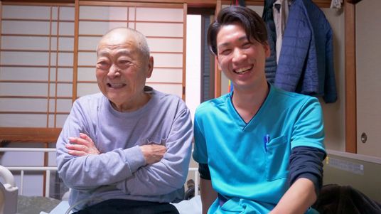 笑顔の利用者とスタッフ