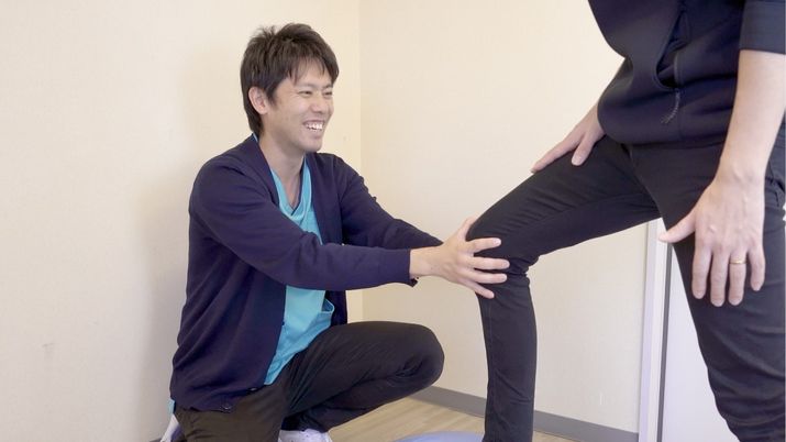 スタッフがリハビリ支援