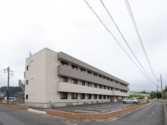 ゆったりとした外観の建物