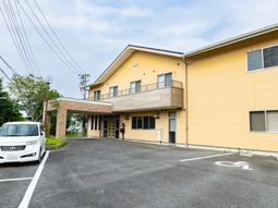 明るい色調の建物の外観