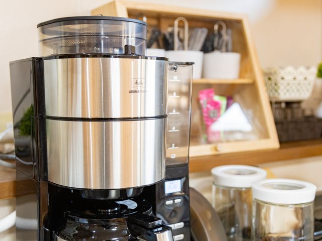 スタイリッシュなコーヒーマシン キッチン モダンなコーヒーマシンが置かれ、快適な料理空間を彩ります。日々の暮らしに潤いを提供します。