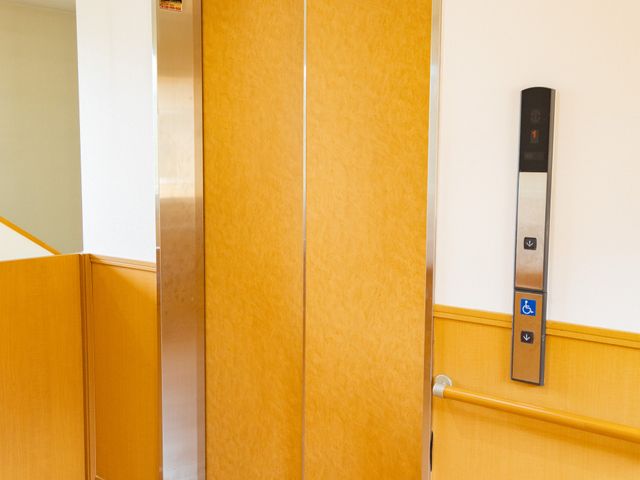 ゆったり通れるエレベーター エレベーター 広々としたエレベーターは明るい色合いで、バリアフリー設計を採用しており、車椅子の方も安心してご利用いただけます。