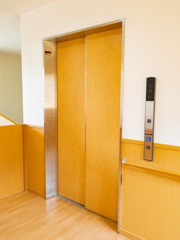 ゆったり通れるエレベーター エレベーター 広々としたエレベーターは明るい色合いで、バリアフリー設計を採用しており、車椅子の方も安心してご利用いただけます。