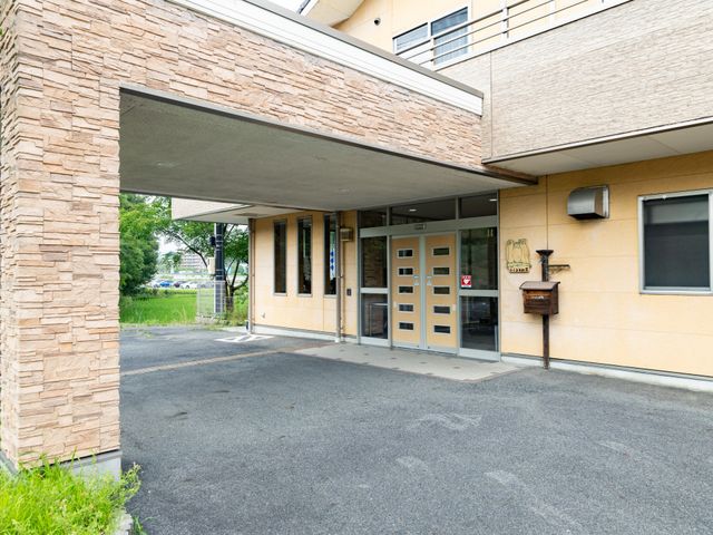 安心のエントランス エントランス 広々とした開放感のあるエントランスは、安心してお過ごしいただける空間を演出しています。