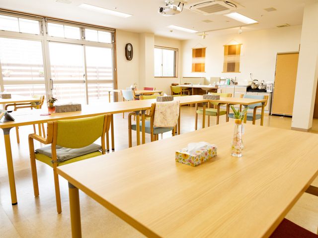 広々とした明るい食堂 食堂 ゆったりとしたテーブルが並ぶ食堂です。窓から自然光が入り、温かな雰囲気でお食事を楽しめます。
