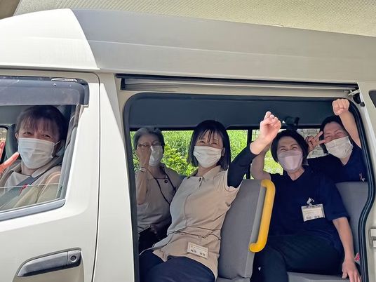 送迎車のスタッフと利用者  