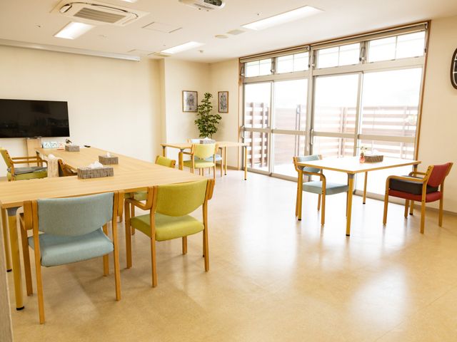 明るい食堂 ダイニングルーム ゆったりとした食堂で、窓からの自然光が心地よい空間です。いくつものテーブルが備えられ、居心地の良い時間を過ごせます。