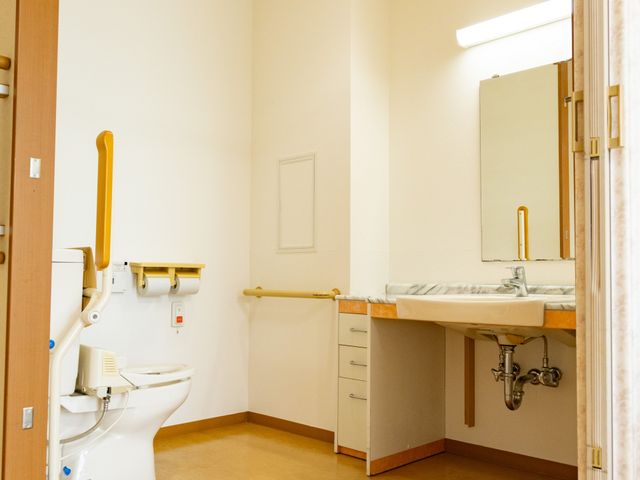清潔感あるトイレ空間 洗面台 手すり付きのトイレと、使いやすい高さの洗面台が配置された明るい空間です。安心してお使いいただける設計になっています。
