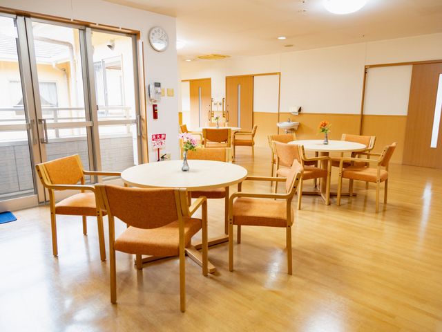 ゆったりとした食堂 ダイニングルーム テーブルと椅子が配置された明るいダイニングスペースです。お食事を共にしながら交流を深めていただけます。