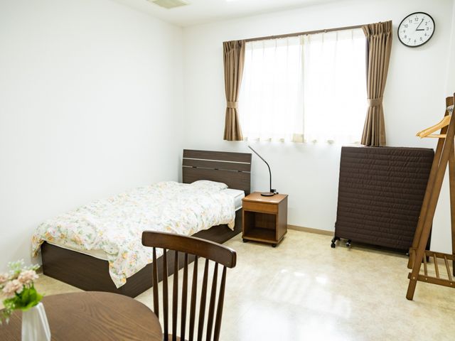 居心地の良い居室 居室 ゆったりとしたシングルベッドが置かれた部屋には、個人のスペースが確保されており、落ち着いた雰囲気です。