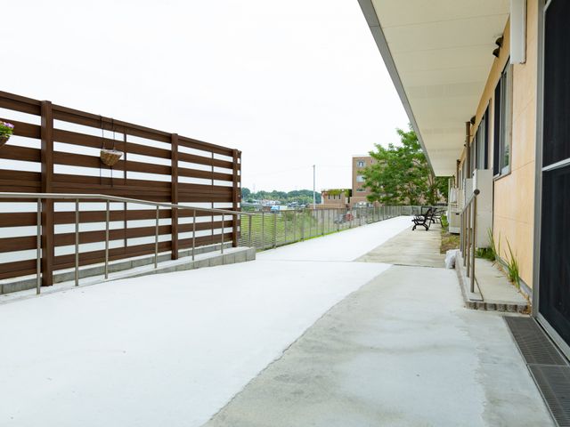 ゆったりとした中庭の風景 中庭 ゆったりとした散策ができる開放的な中庭です。ベンチでのんびりとした時間を過ごせる空間となっております。