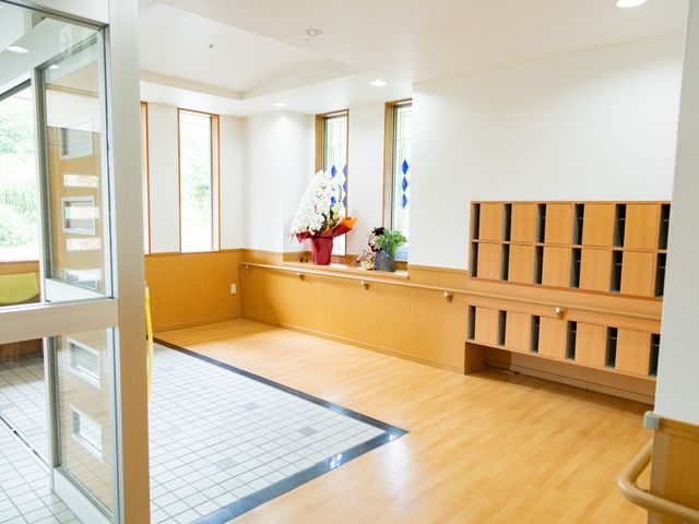 居心地の良いロビーエリア ロビー 落ち着いた色合いのロビーは、広々としていて明るい雰囲気です。訪れる方が自然と安心感を覚える空間が広がっています。