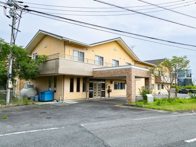 ゆったりとした外観 外観 広々とした明るい外観が迎えるこちらの施設。安らぎと活動の場を提供しています。