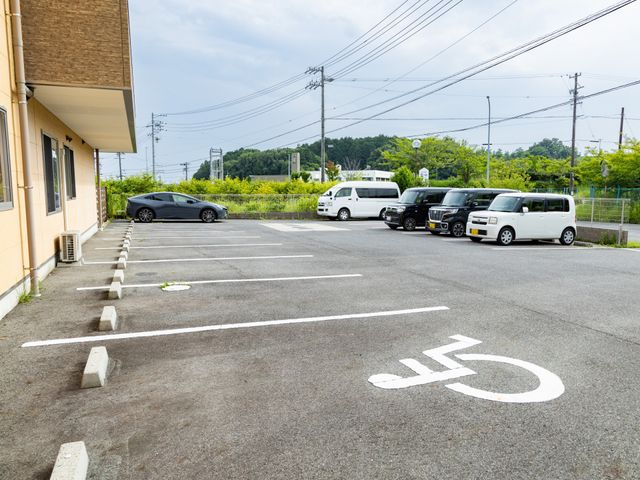 利用者の駐車場 外観 ゆとりのある駐車場が完備され、バリアフリー設計でご来訪時も安心していただける環境が整っています。