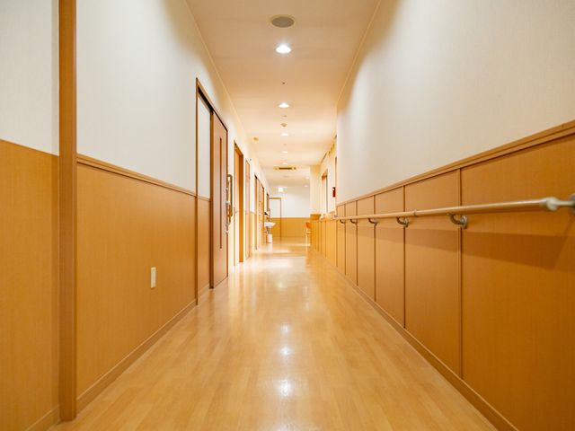 明るい廊下の様子 廊下 手すりが備わった、安心して歩ける温かみのある廊下です。ゆったりとした空間が広がっています。